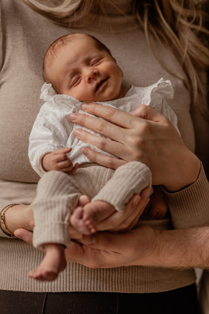 Moeder en pasgeboren baby tijdens rustige lifestyle shoot