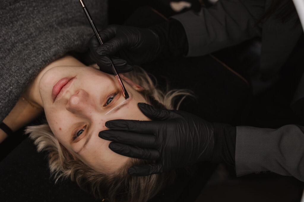 Actie en sfeerbeeld op de werkvloer van een wenkbrauwsalon
