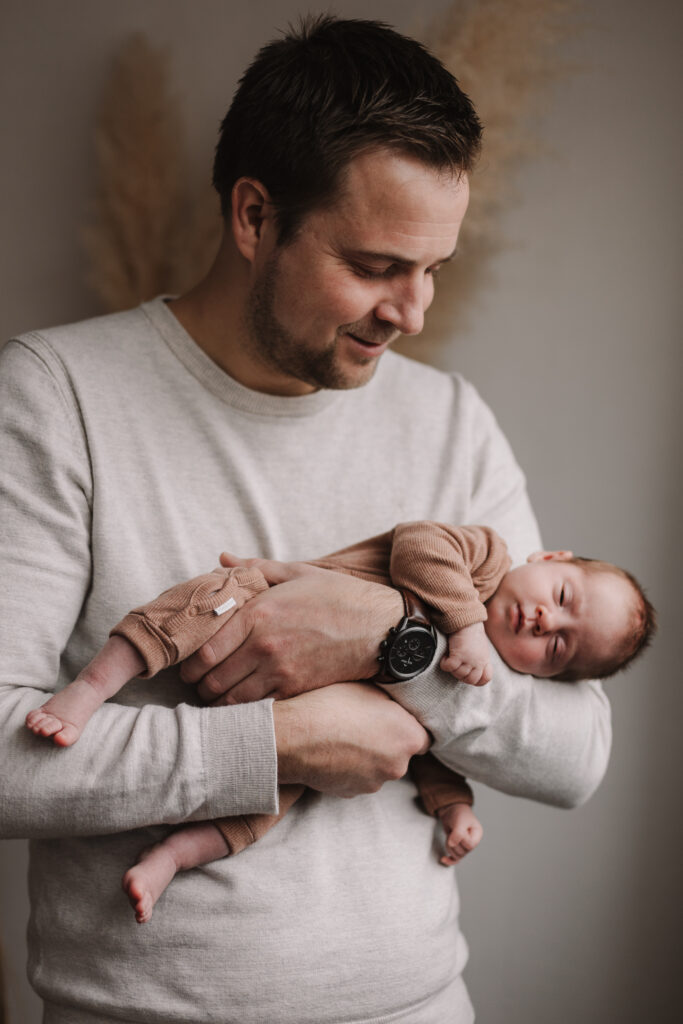 Fotograaf Friesland legt eerste momentjes vast van pasgeboren baby